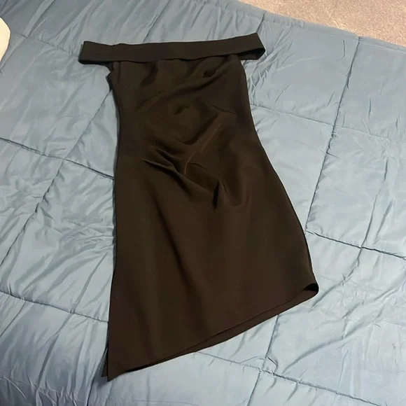 Milly Elegant Black Off-Shoulder Dress - Picture 3 of 6